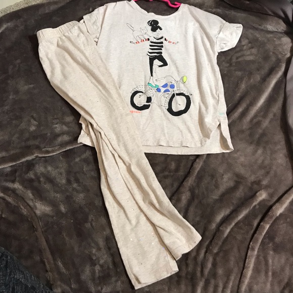 Super Cute Girl’s Shirt and Pants Set - Picture 3 of 4